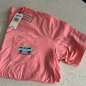 Vineyard vines men’s pocket t shirt new with tags. Size Medium in coral pink.